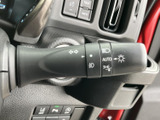 操作しやすいウインカーレバーで、安全な車線変更をサポートします。直感的な操作感で、スムーズな運転をアシストします。運転の安全性と快適性を両立します。