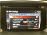 ハンドル操作をアシストすることにより車線からの逸脱回避を支援します。