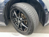 195/50R16のアルミホイール。シンプルなデザインもさる事ながら、重量軽減と立体感を与えられた贅沢なアルミホイールです!