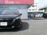 フロントカメラで前方の状況を検知し、対向車や先行車の有無に応じてLEDの照射パターンを変化することで対向車がいる状態でもハイビームの維持が可能なアダプティブLEDヘッドライトシステムを搭載しております☆