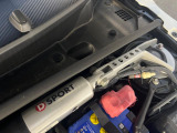 【タワーバー】お車の剛性を高めるタワーバーを装備。よりスムーズなコーナリング走行が可能となり、走りも楽しめます。