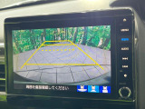 【バックカメラ】駐車時に後方がリアルタイム映像で確認できます。大型商業施設や立体駐車場での駐車時や、夜間のバック時に大活躍!運転スキルに関わらず、今や必須となった装備のひとつです!