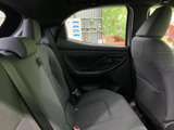 後部座席は広々としており、ゆったりとくつろげます。長距離移動でも快適な空間を提供。同乗者にも快適なドライブを。
