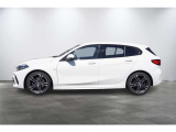 コンパクトなハッチバックながら、ロングノーズ・ショートオーバーハングのBMWらしい伝統的なスタンスを継承しています。