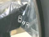 【ブラインドスポットモニター】走行中、ドアミラーの死角になりやすい箇所に後続車が接近するとサイドミラーのレンズに警告を表示!ドライバーに注意喚起をしてくれます。