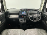 【インパネ】運転のしやすさを最優先に設計された見晴らしの良いフロントビュー。車両間隔が掴みやすく狭い道でも安心♪「安全」と「品質」を最優先に、安心してお乗りいただけるクルマを提供いたします。