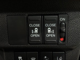 左右両側パワースライドドアが付いています。ワンタッチで簡単にお子様でも、お年寄りの方でも、開閉できますからとても便利です。キーレスや車内スイッチでも自動でドアの開閉ができます。