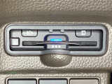 ハンドルの左下にETCがついています。高速道路の料金所の通過も楽々です。 カードの取り出しもしやすい場所についています。