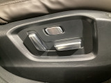 運転席にはパワーシートを装備!シート位置を記憶するメモリー機能付きなのでご夫婦で2名分セットすると便利です♪