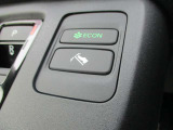 ワンペダルボタンのお写真です。アクセルペダルだけで加速・減速を行える電動車特有の運転支援機能です。