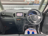 ブラックを基調としたクールデザイン。インパネシフト、フットブレーキで足元や運転席のスペースも広々。