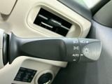 操作しやすい位置に配置されたウインカーレバーは、安全な車線変更をサポートします。直感的な操作で、スムーズな運転をサポートします。
