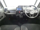 運転席・助手席を入れたインストルメントパネル全体画像です。