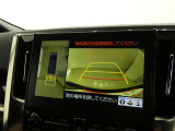 パノラミックビューモニターを装備。クルマを真上から見るように周囲を確認できます。