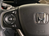 ステアリングスイッチがついていますので、オーディオのチャンネル変更、ボリューム、ジャンル変更が操作可能です。ハンドルから手を離さず安全に操作できます。