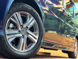 【16インチアルミホイール】外観にマッチしたアルミホイールを装着しております。各種アルミホイールや、スタッドレスタイヤも取扱いしております。是非ご相談ください♪