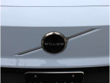 フロントグリルとフロントガラス中央にあるミリ波レーダーカメラで車両、人を検知する機能も搭載されています。