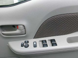 運転席のドアパネルで、パワーウィンドウやミラーの操作ができます!