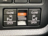 運転席からの操作性を高める設計。スイッチ類が指先に届き、運転に集中できます。快適なドライブをサポートする機能が充実しています。