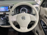 インテリアに合わせたデザインのステアリングは、運転される方のことも考え、運転しやすい形状、大きさです。是非一度、実際に触ってお確かめください。