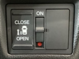 【片側パワースライドドア】片側がパワースライドドアになっており、運転席のスイッチやスマートキーでも開閉が可能です!開口部も広いので乗り降りも楽々♪