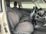 ●前席:ゆったりとしたドライバースペースで、長時間の運転でも快適にお過ごしいただけます。