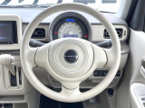 インテリアに合わせたデザインのステアリングは、運転される方のことも考え、運転しやすい形状、大きさです。是非一度、実際に触ってお確かめください。