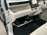 【グローブボックス】車検証や保険証、保険関連書類、整備用グローブなどの必要書類・小物を、助手席から運転席へすぐに取り出せる場所に整理して保管できます。車内の小物整理に役立ちます!