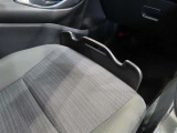 助手席シートの上置いた荷物が、急ブレーキをかけた時落下するのを防ぎます。
