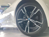 BMWの純正アロイホイールは軽量かつ強度にも優れているホイールで走行性能を引き上げる設計になっております。足元にもBMWは妥協がなくこだわっている個所になります。