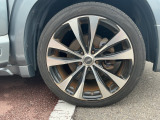 社外のアルミホイールが付いています。225/45R19ですのでとてもかっこいいですね!