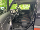 運転席からの視界が広く、運転しやすい室内です。操作しやすい配置になっているので、運転に集中できます。快適なドライビングをサポートします。