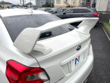 【大型リヤスポイラー】スポーツカーらしさがグッと引き立つ大型リヤスポイラーを装着♪高速走行時のスタビリティ(走行安定性)向上に役立ちます。