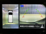 【アラウンドビューモニター】周囲を見渡せる映像で、スムースな駐車をサポートします