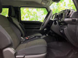 運転席からの視界は広く、運転しやすい環境です。シートの形状も工夫されており、長時間のドライブでも疲れにくいでしょう。快適な空間を提供します。