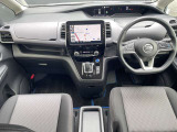 視点が高く、周りが見えやすいシート位置となっております。運転する時の眺めもいいですよ♪アームレストもあるので、長時間ドライブが楽しくなりますね!