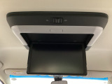 天井にリア席モニターが付いています。ナビゲーションで再生しているDVD等の映像を、後部座席の方にご覧いただくことができます。お子様にも大人気です。
