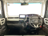 【前方視界】開放的な前方視界!運転がしやすく疲れにくいです♪窓が大きく、見通しがとっても良いおクルマですよ♪