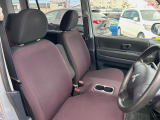 運転席まわりには十分なスペースがあり、大柄な方でもゆったり運転していただける環境です。