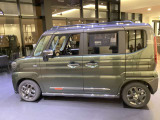 純正アルミで全体的にデザインがまとまっています。車も人も、オシャレはまずは足元からですね。