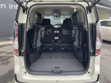 サードシートは跳ね上げ式になってますので用途に合わせてあげていただければ背の高い荷物も載せることが出来ます。