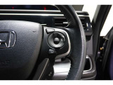 Hondaセンシングの機能のひとつ、アダプティブクルーズコントロール付!アクセルから足を離しても設定したスピードと前車との車間を保ち走行してくれます!車線維持もアシスト☆高速道路で疲労軽減ですね☆