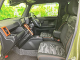シンプルで機能的なデザインの室内空間です。操作しやすい配置で、快適な運転をサポートします。