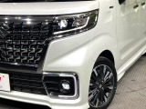 【LEDヘッドライト】悪天候や夜間走行時も良好な視界を確保し安心して運転できる高輝度LEDヘッドライトを装備!点灯速度が早く、消費電力も抑えられています。