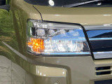 【LEDヘッドライト】悪天候や夜間走行時も良好な視界を確保し安心して運転できる高輝度LEDヘッドライトを装備!点灯速度が早く、消費電力も抑えられています。