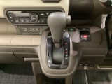 CVT車のセレクトレバーです。低速から高速まで、変速ショックのないスムーズな走りと、エンジン効率のよい領域を維持して燃費にも貢献します。サイドブレーキはスイッチ操作の電子制御パーキングブレーキです。