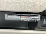 雨天時でもクリアな視界を確保できるワイパーレバー。操作も簡単で、安全運転をサポートします。悪天候時も安心です。