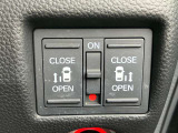 両側電動スライドドアになります!荷物で手が塞がっていますので、