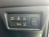 運転席横のスイッチでアイドリングスイッチやパーキングセンサーのON/OFFの切替が可能です。