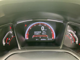 見やすいメーターパネルで、速度や燃費などの情報を的確に把握できます。運転に必要な情報をひと目で確認できるので安心です。